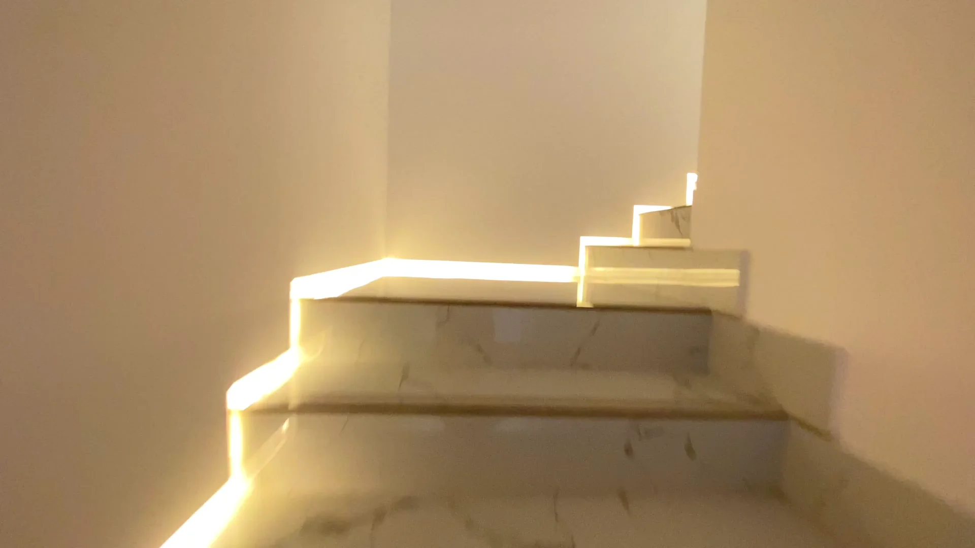 Escalera interior con peldaños de madera